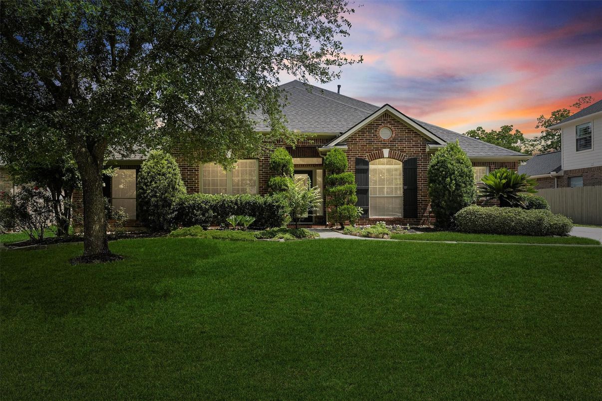 Backyard, Exterior, Facade, Brick Facade, Brick Traditional