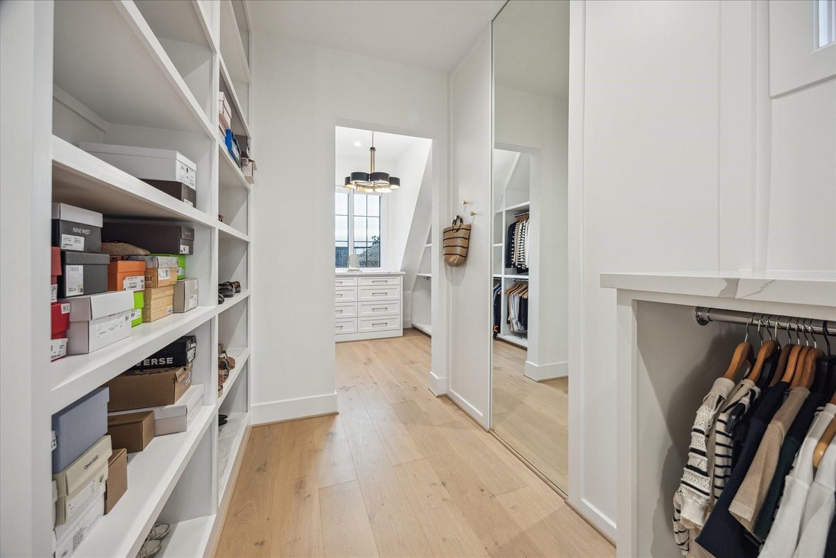Interior, Pendant Lights, Walk-in Closets, Wood Texture Flooring