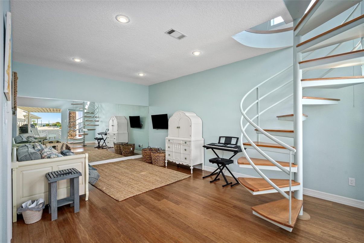 Interior, Recessed Lighting, Wood Texture Flooring