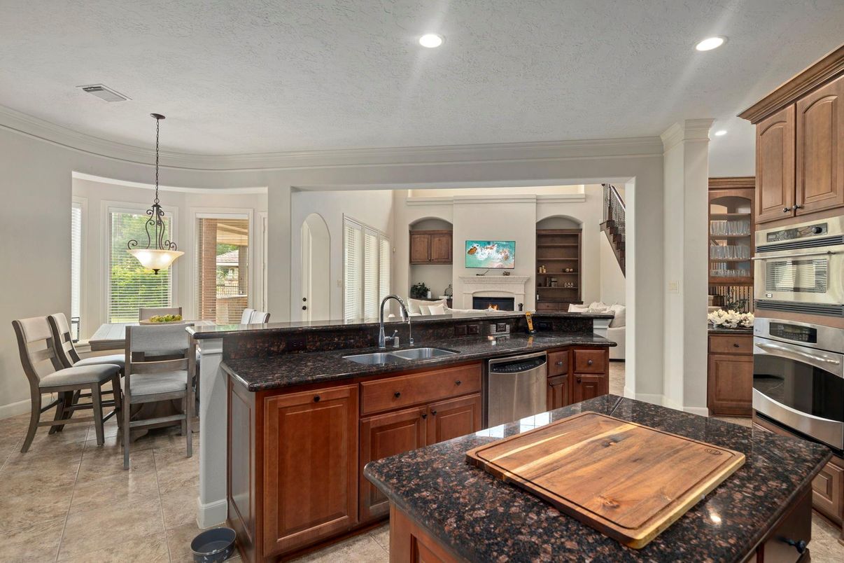 Dining room, Interior, Kitchen, Pendant Lights, Recessed Lighting, Stainless Steel Appliances