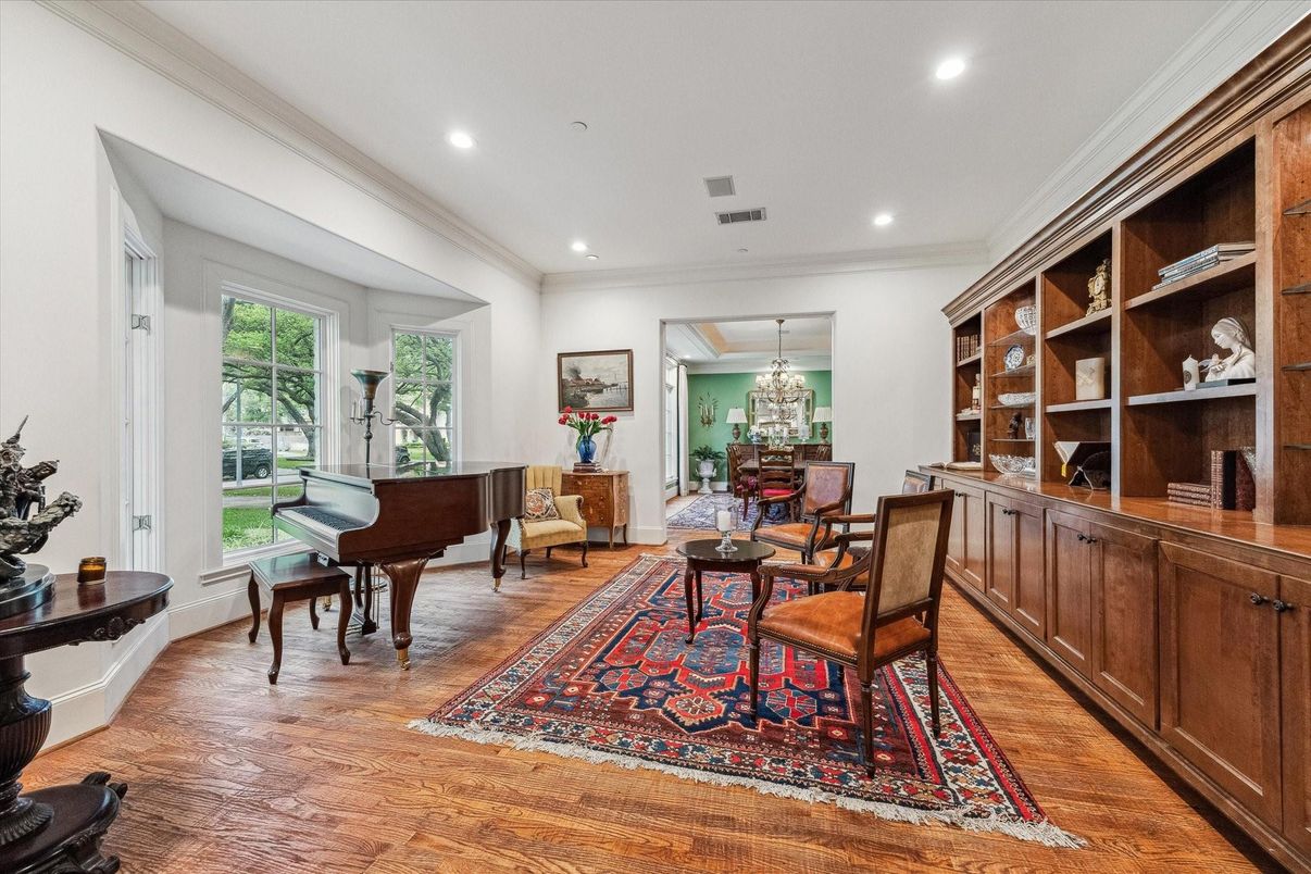 Chandelier, Dining room, Interior, Piano, Recessed Lighting, Wood Texture Flooring