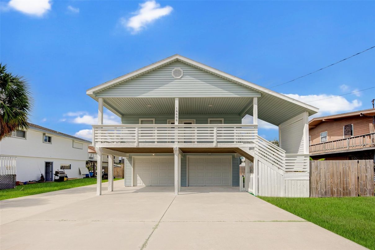 Attached, Exterior, Facade, American Craftsman