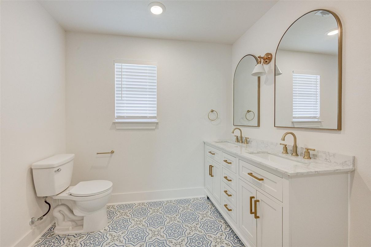 Bathroom, Dual Sink Vanities, Interior, Recessed Lighting
