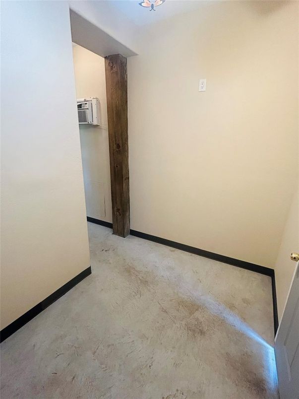 Empty room, Interior