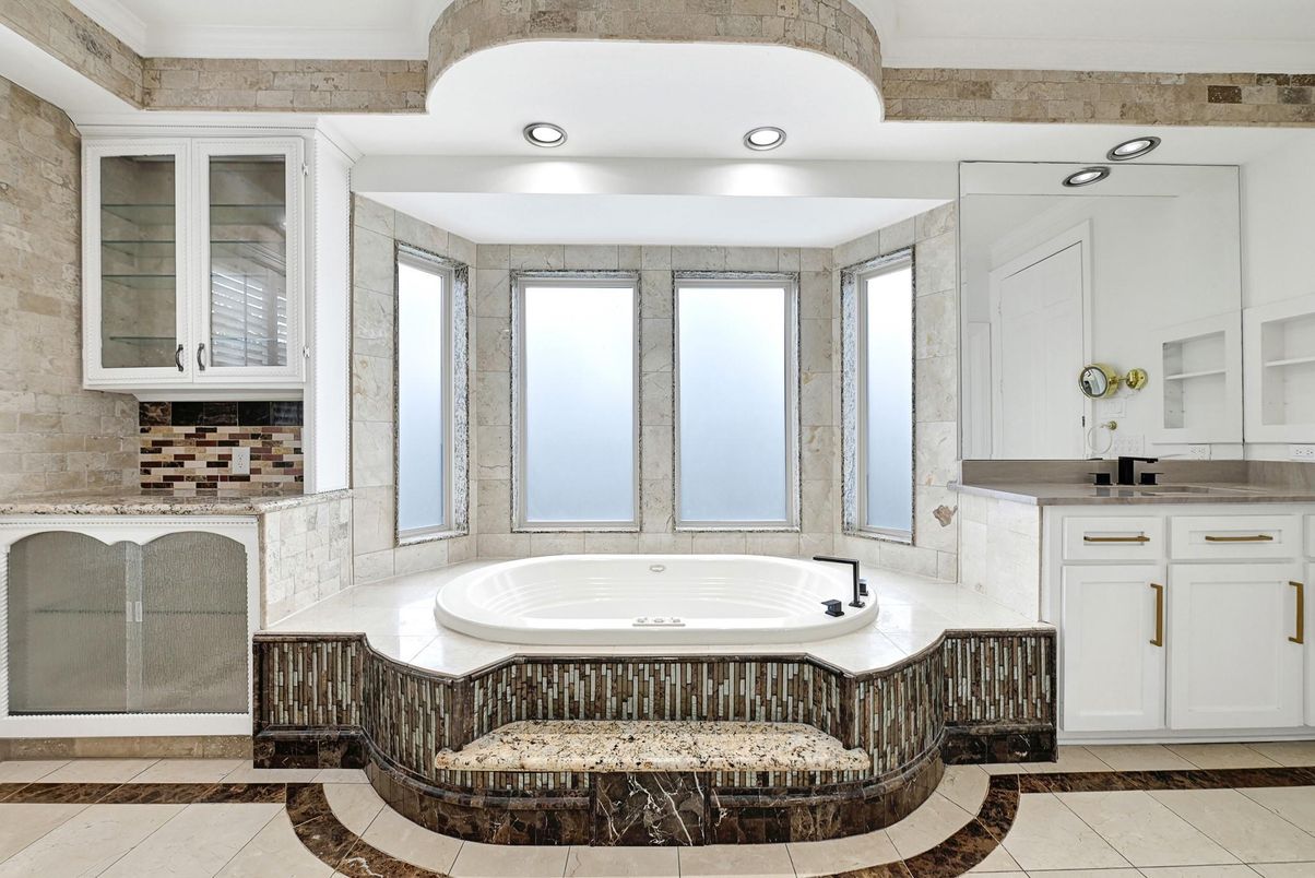 Bathroom, Interior, Recessed Lighting