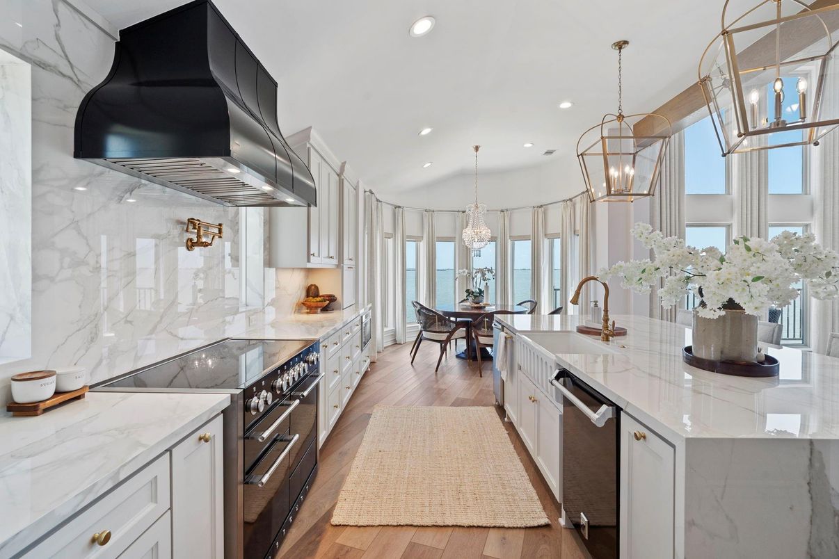 Chandelier, Dining room, Interior, Kitchen, Marble Walls, Pendant Lights, Recessed Lighting, Stainless Steel Appliances, Wood Texture Flooring