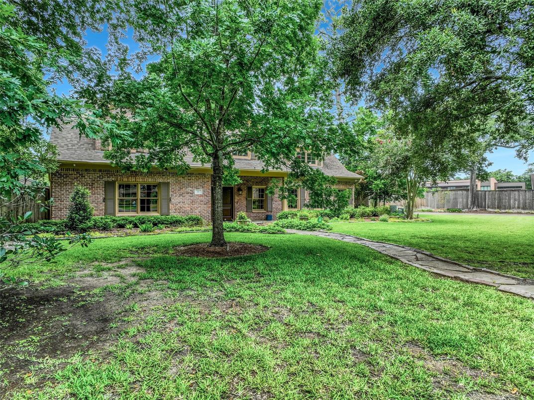Backyard, Exterior, Facade, Brick Facade, Ranch