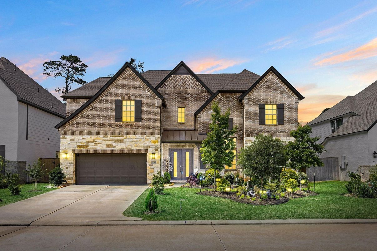 Attached, Exterior, Facade, Brick Traditional
