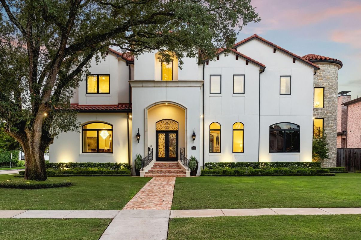 Exterior, Facade, Spanish Mediterranean