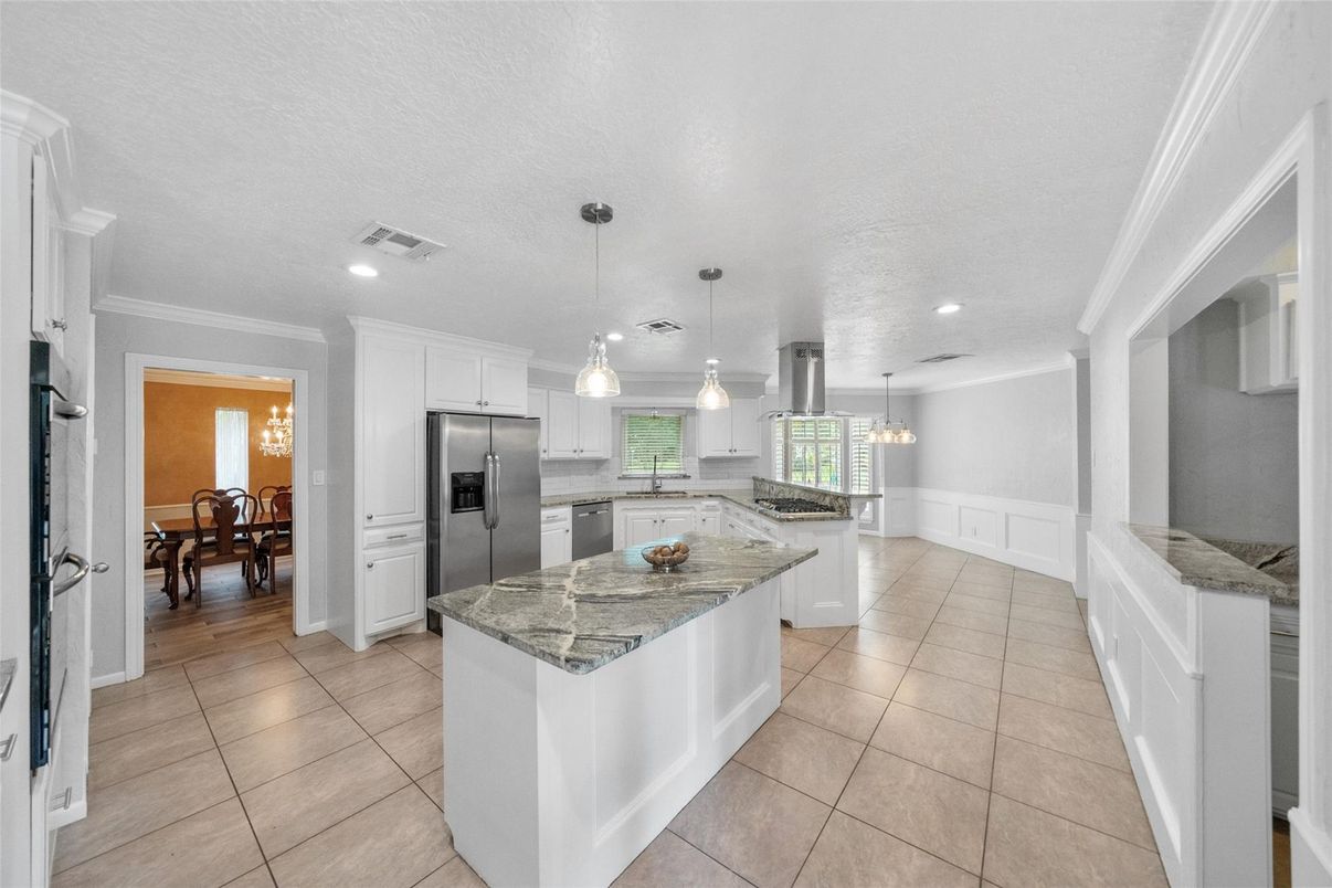 Chandelier, Dining room, Interior, Kitchen, Pendant Lights, Recessed Lighting, Stainless Steel Appliances