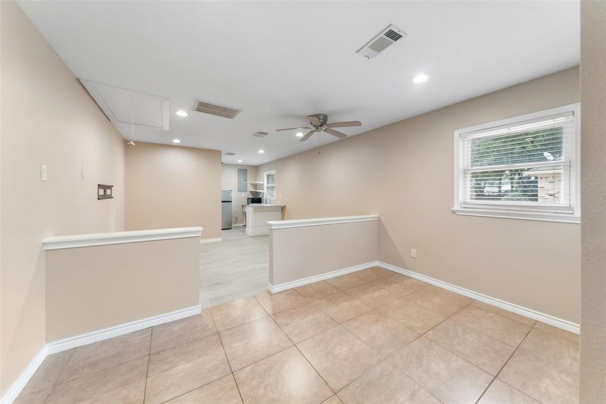Empty room, Interior, Recessed Lighting