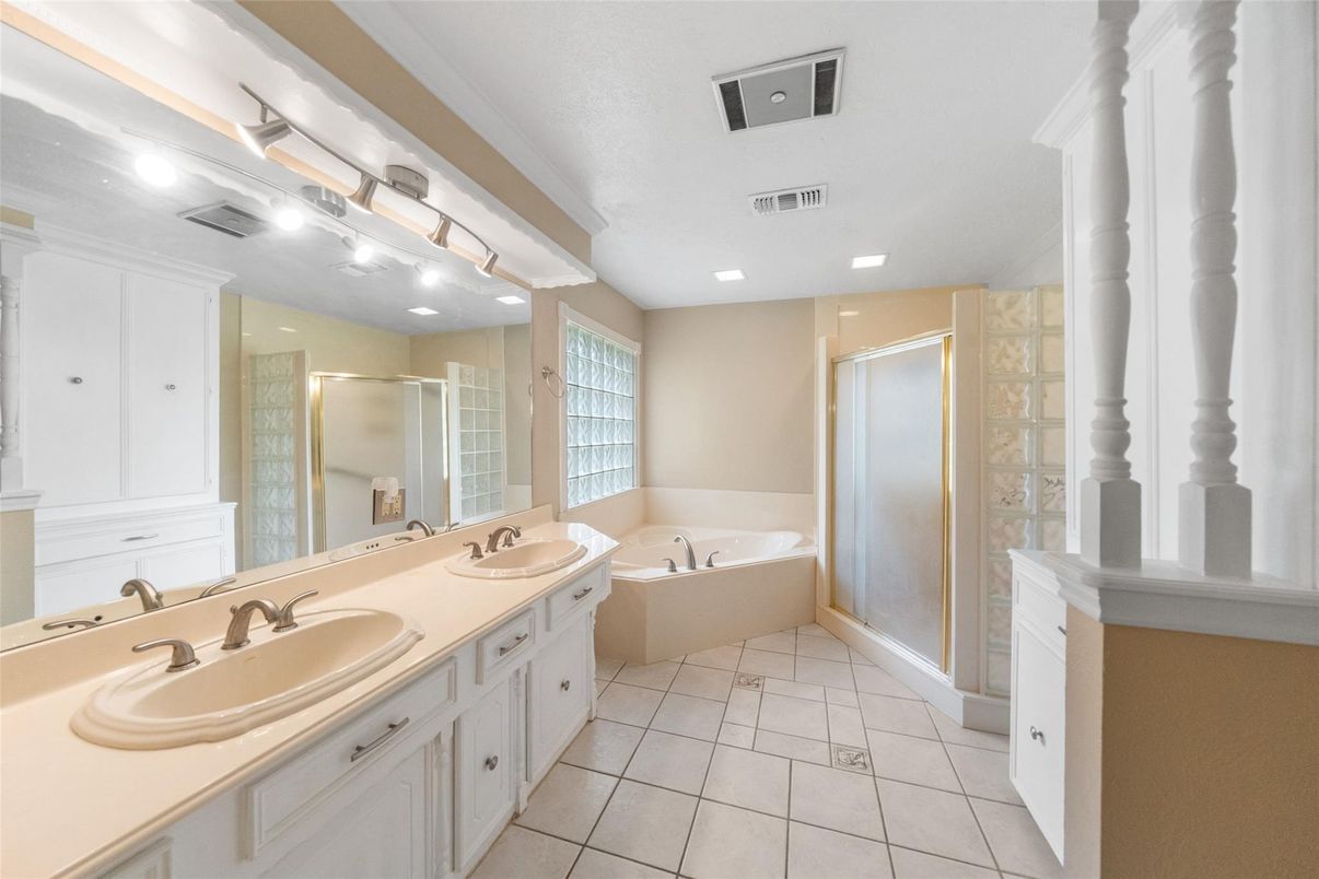 Bathroom, Dual Sink Vanities, Interior, Recessed Lighting