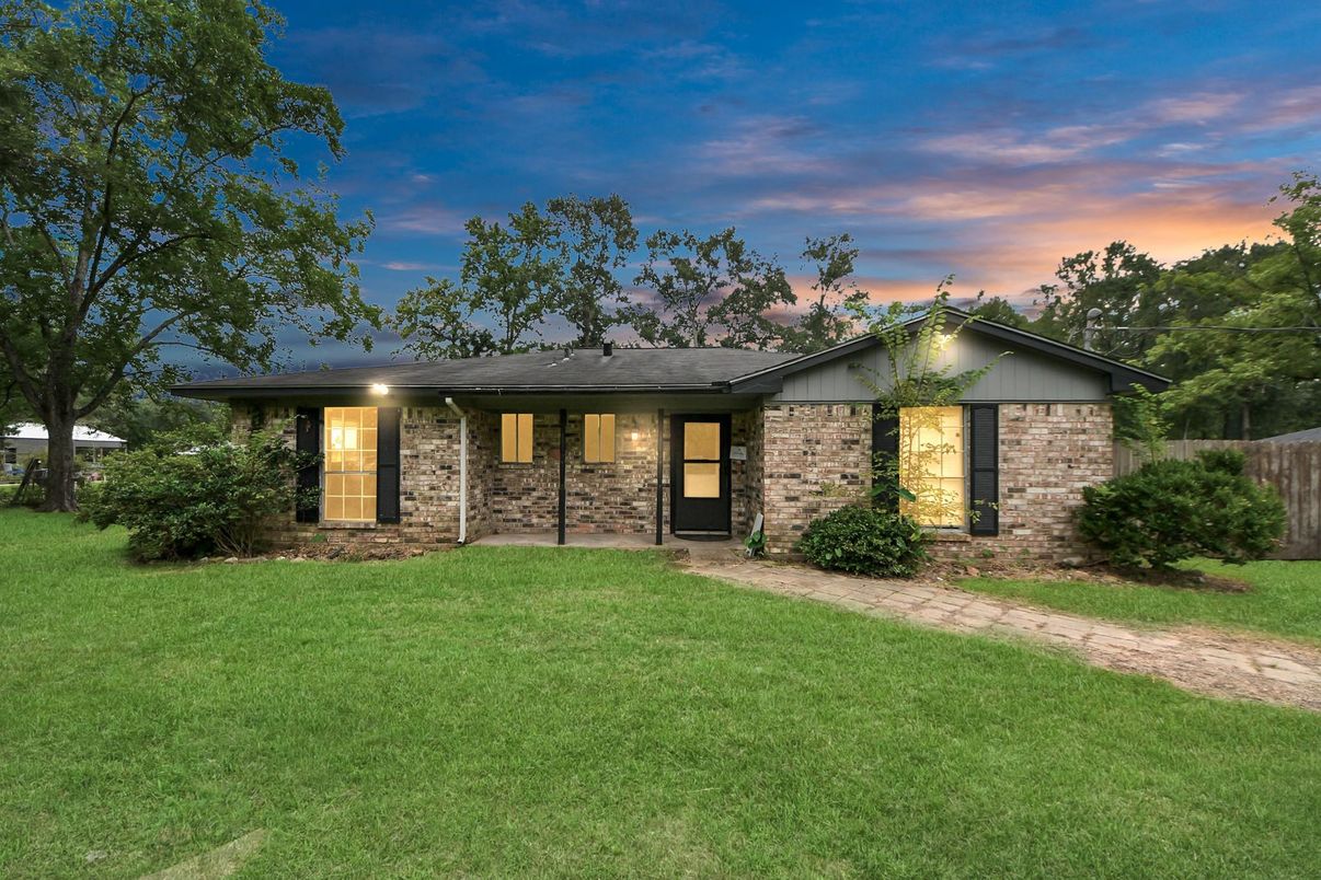 Backyard, Exterior, Facade, Brick Facade, Ranch