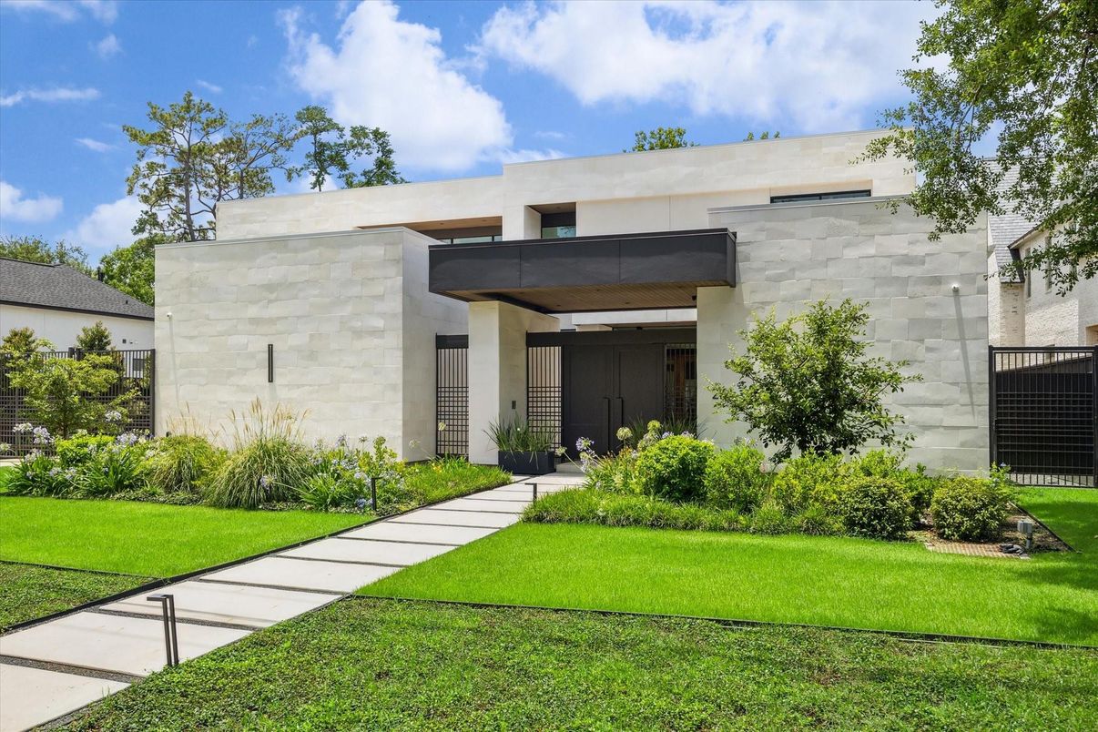 Backyard, Exterior, Facade, Modern