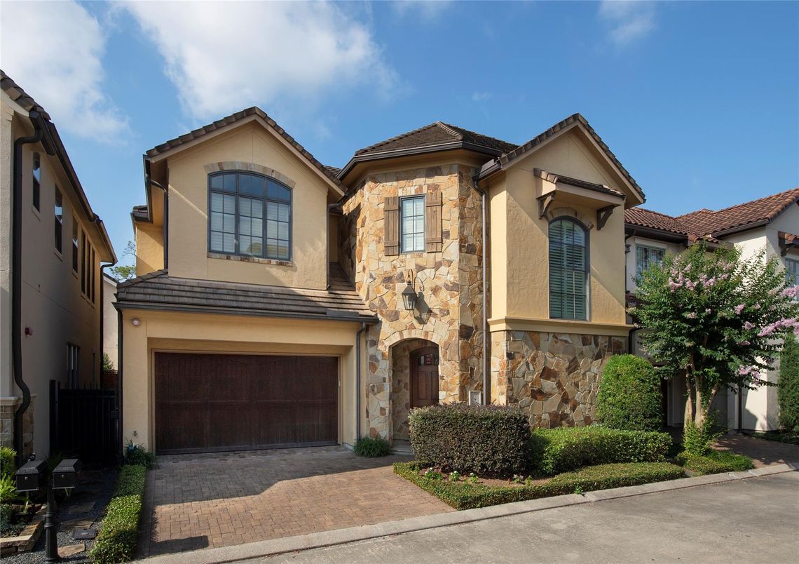 Attached, Exterior, Facade, Mediterranean