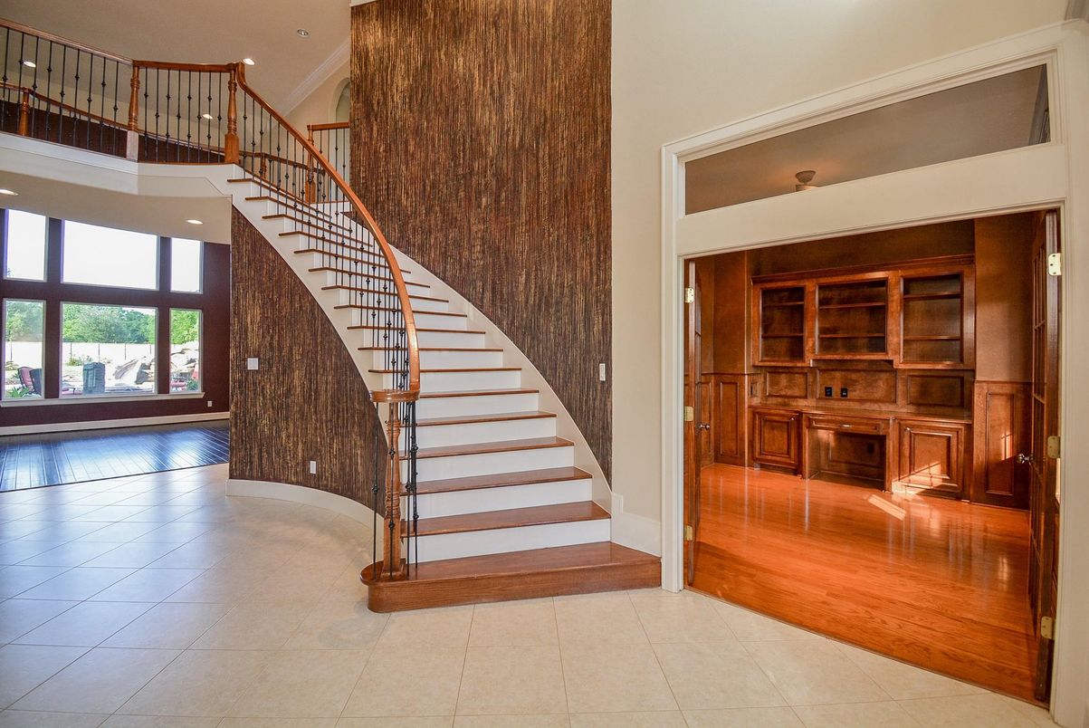 Interior, Recessed Lighting, Wood Texture Flooring