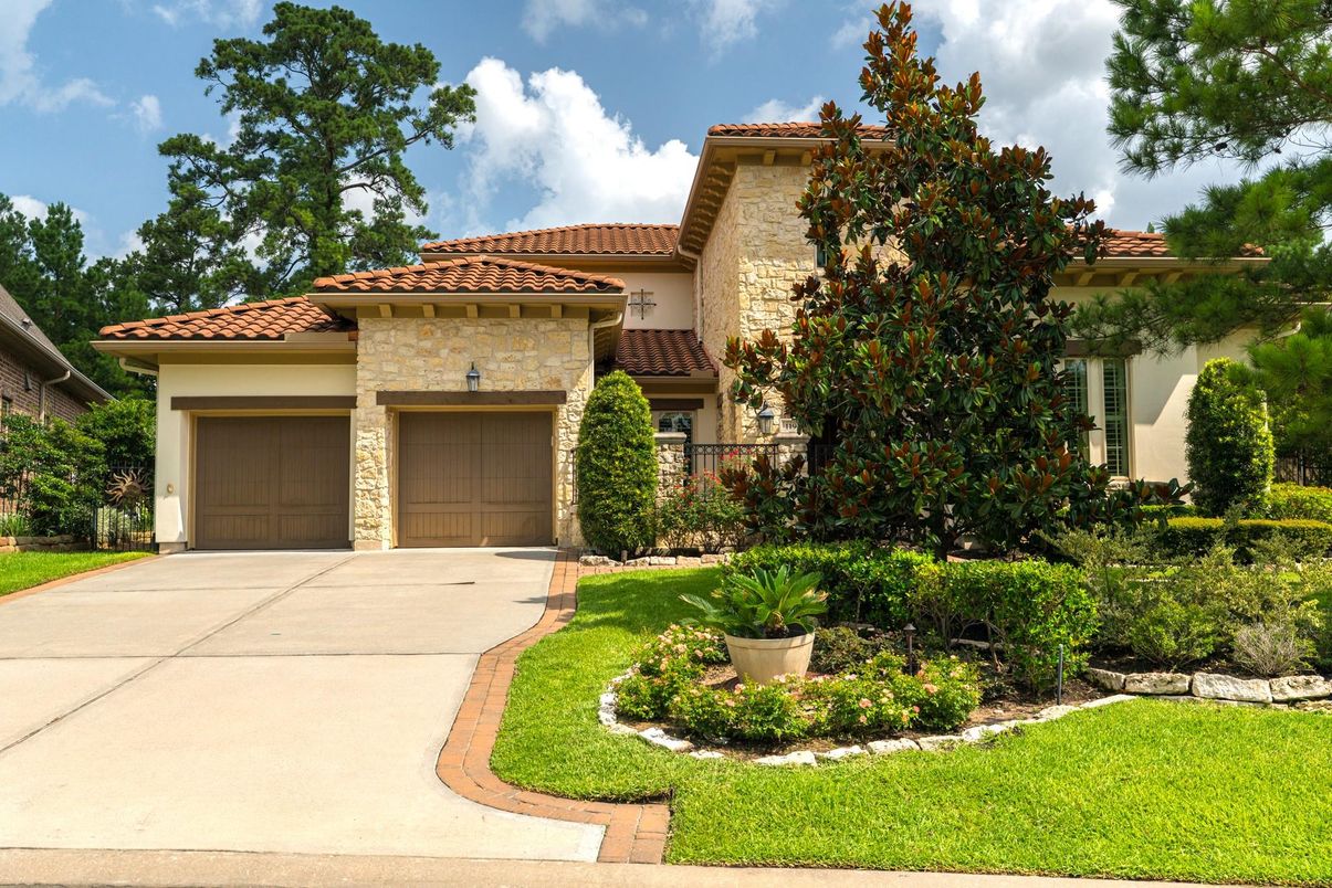 Attached, Exterior, Facade, Mediterranean