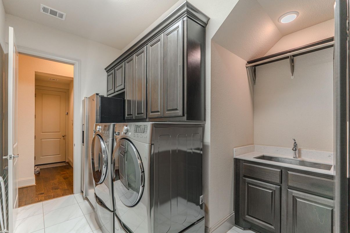 Interior, Recessed Lighting, Washer, Wood Texture Flooring
