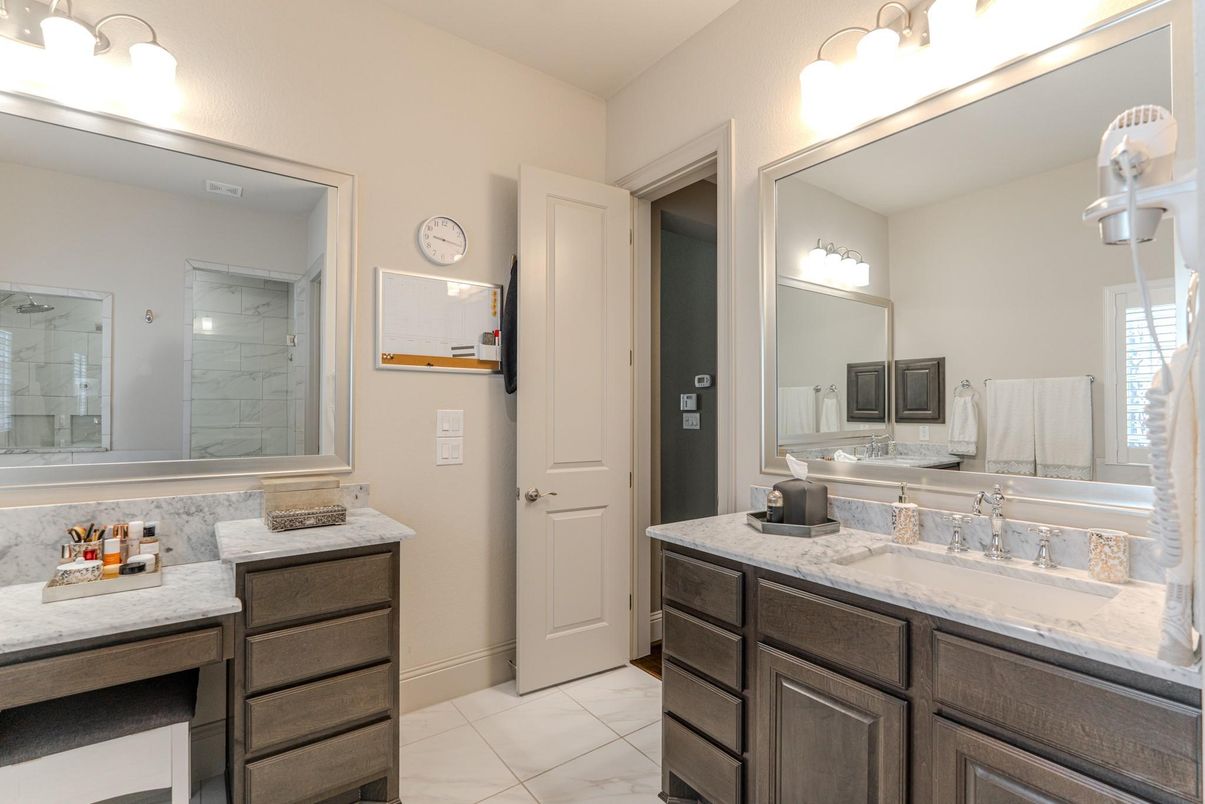 Bathroom, Dual Sink Vanities, Interior