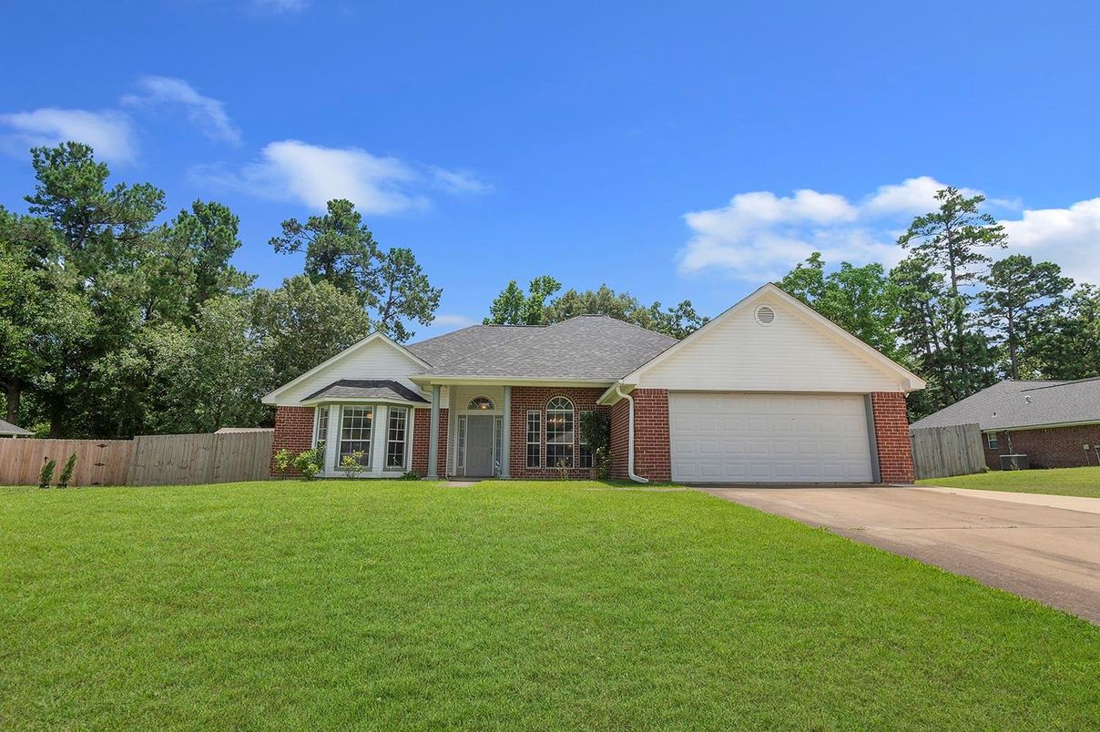 Attached, Backyard, Exterior, Facade, Brick Facade, Ranch