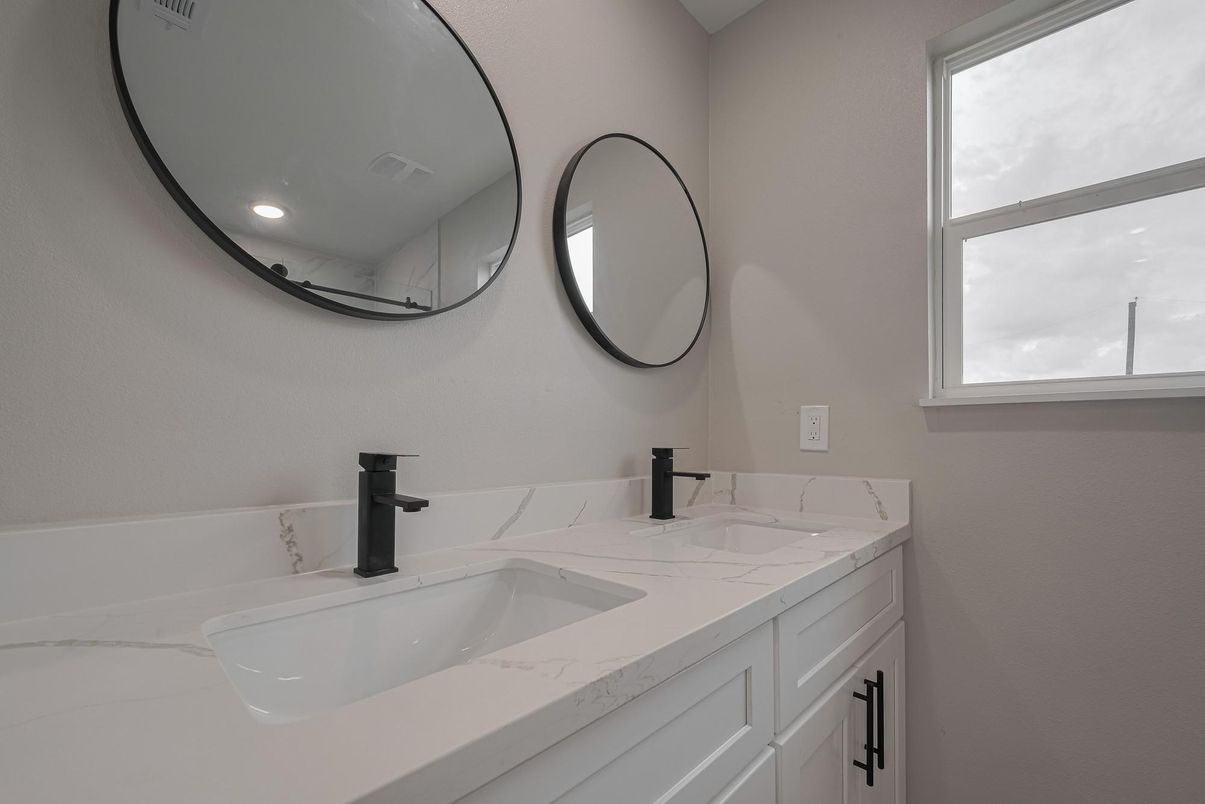 Bathroom, Dual Sink Vanities, Interior, Recessed Lighting