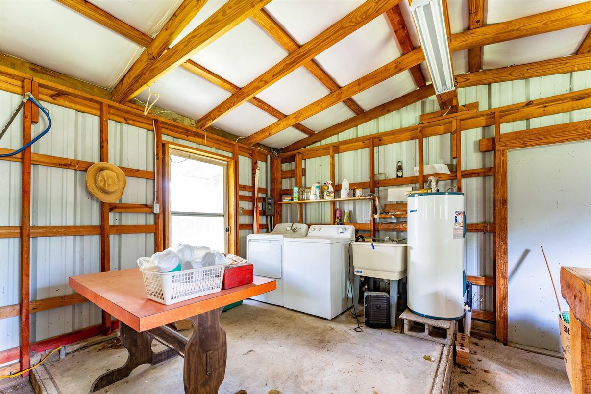 Interior, Washer, Wooden Beams