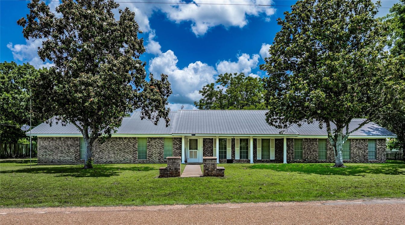 Exterior, Facade, Ranch