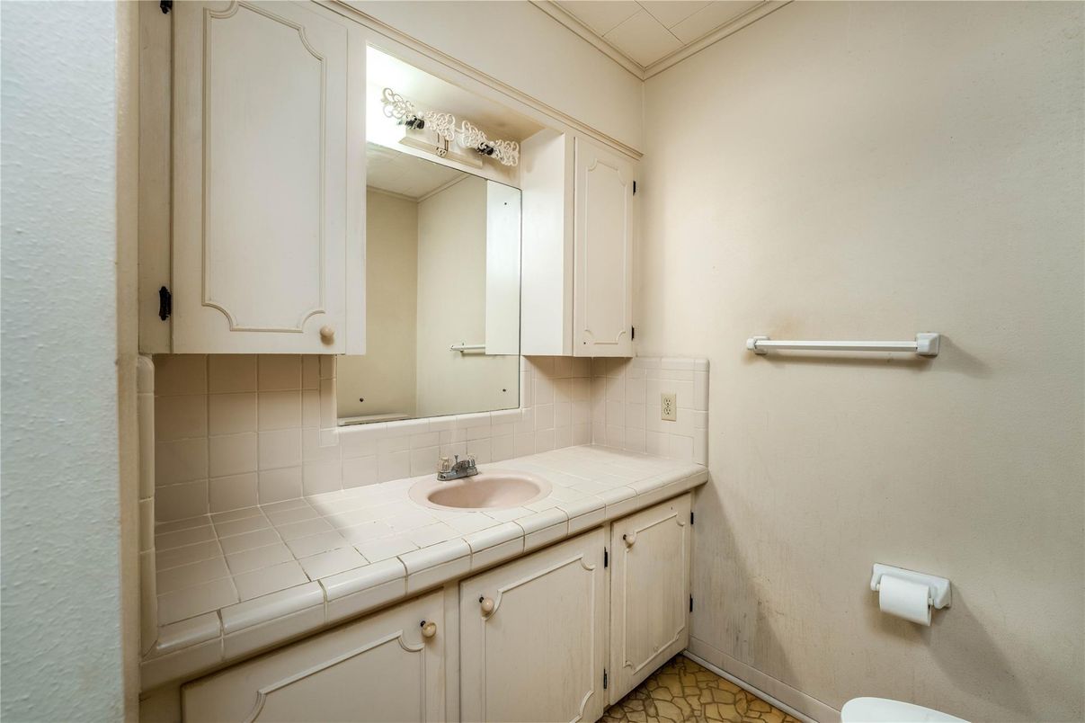 Bathroom, Interior, Tile Countertops