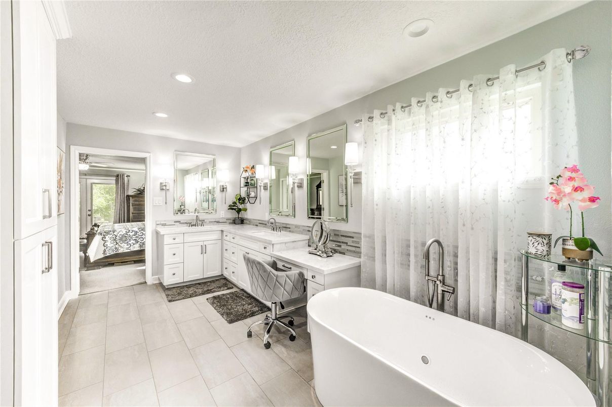 Bathroom, Dual Sink Vanities, Free Standing Baths, Interior, Recessed Lighting