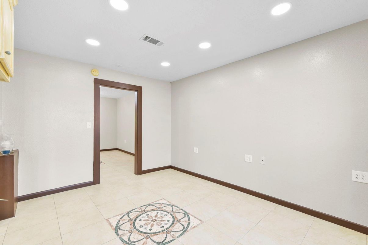 Empty room, Interior, Recessed Lighting