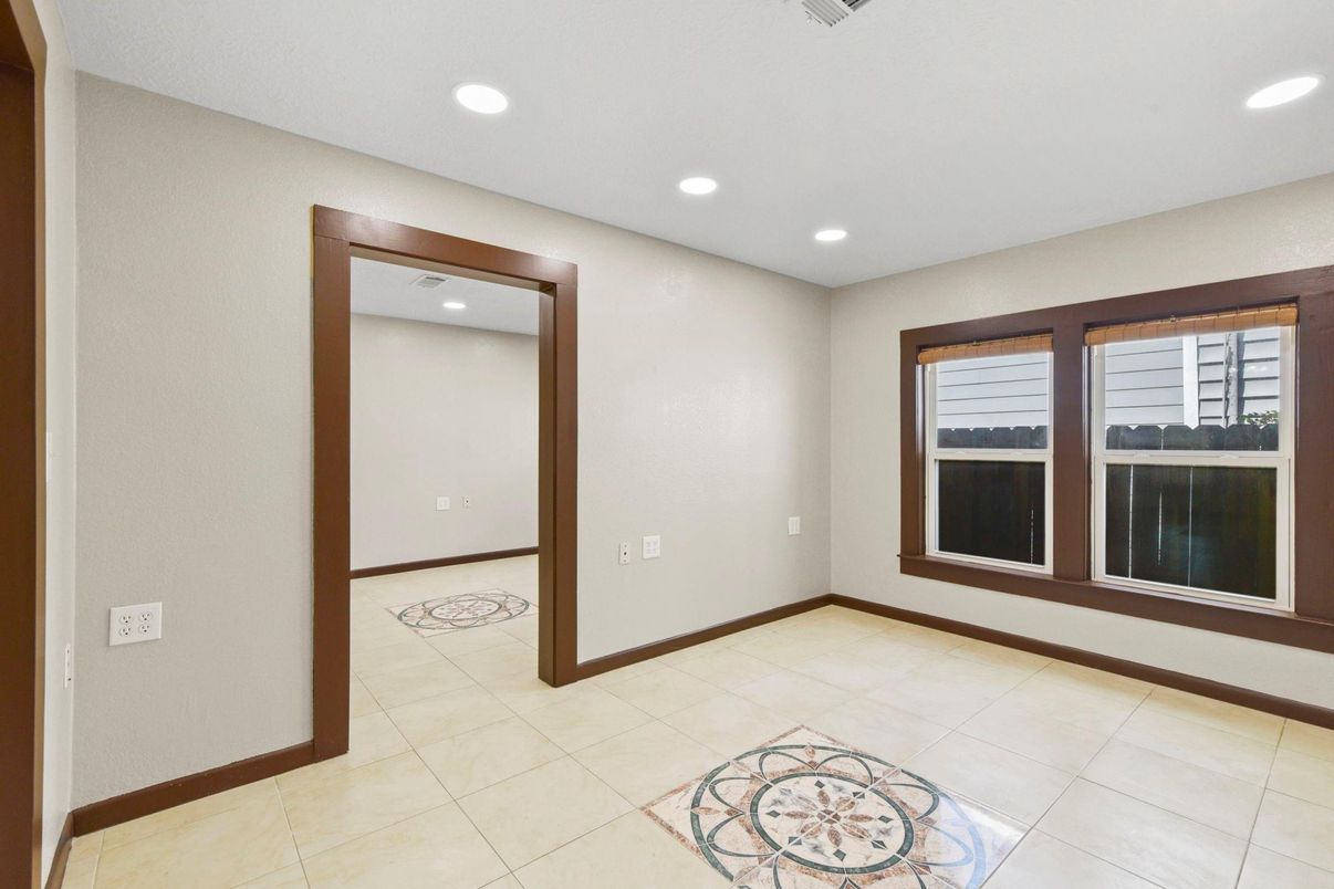 Empty room, Interior, Recessed Lighting