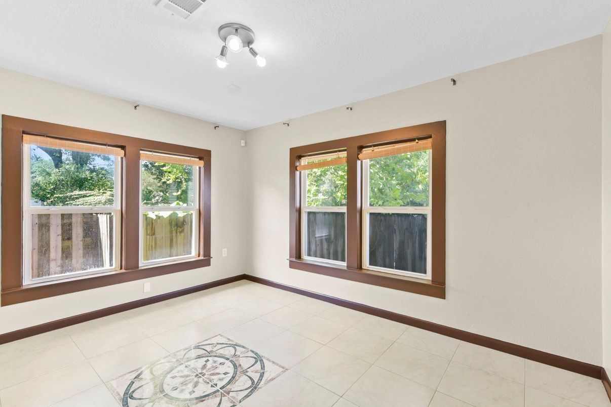 Empty room, Interior
