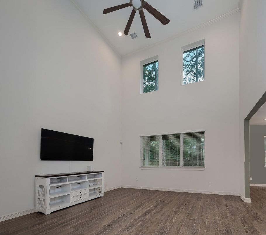 Interior, Recessed Lighting, Wood Texture Flooring