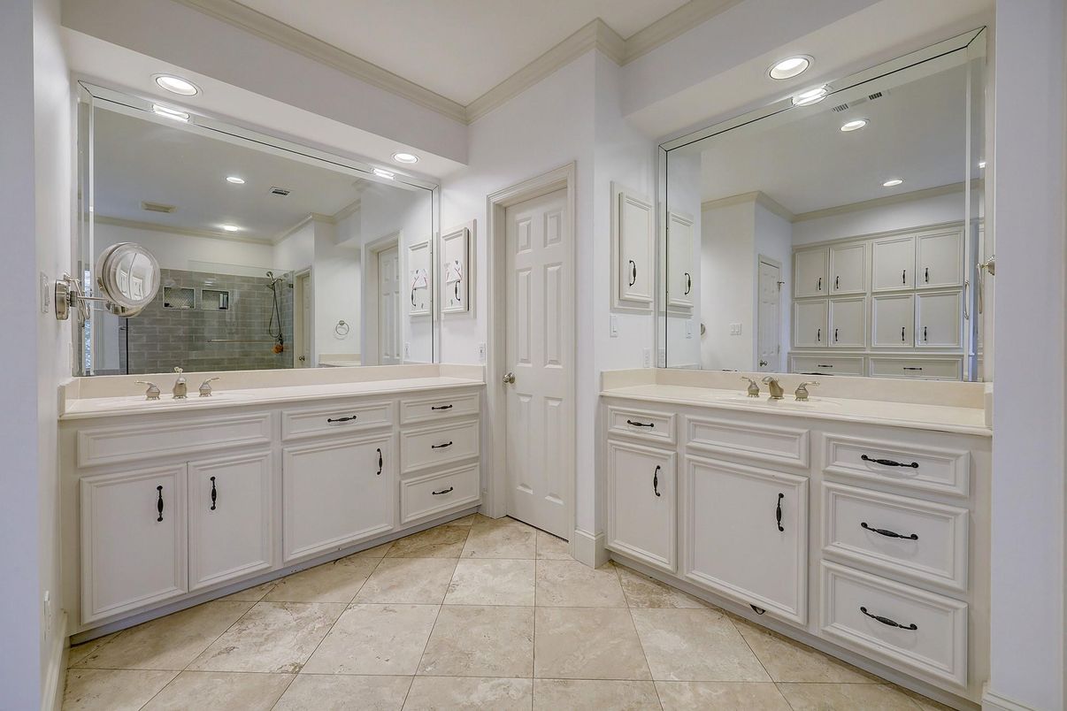 Bathroom, Dual Sink Vanities, Interior, Recessed Lighting