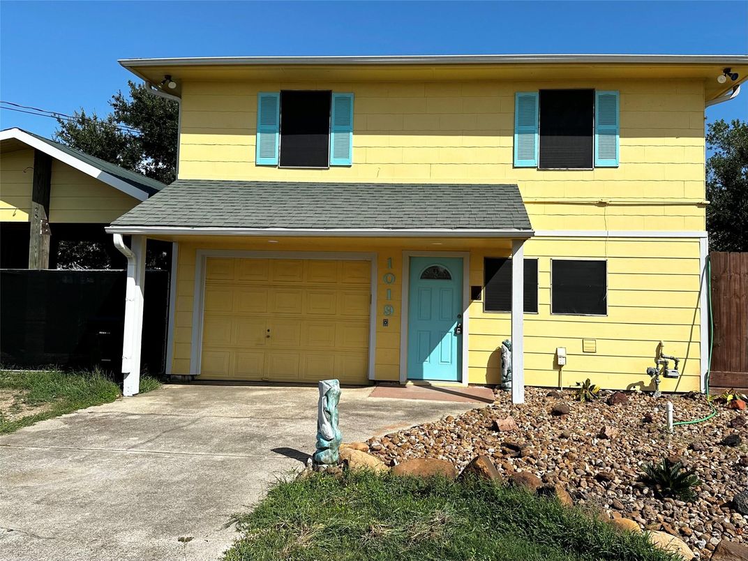 Attached, Exterior, Facade, American Foursquare