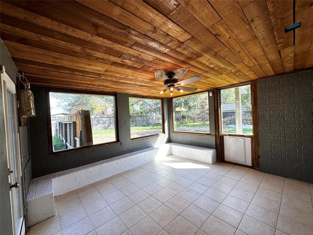Empty room, Interior, Wooden Ceilings