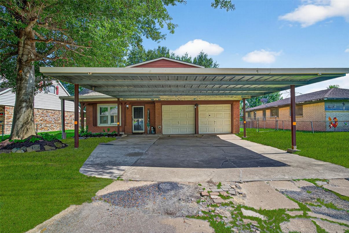 Attached, Exterior, Facade, Brick Facade, Ranch