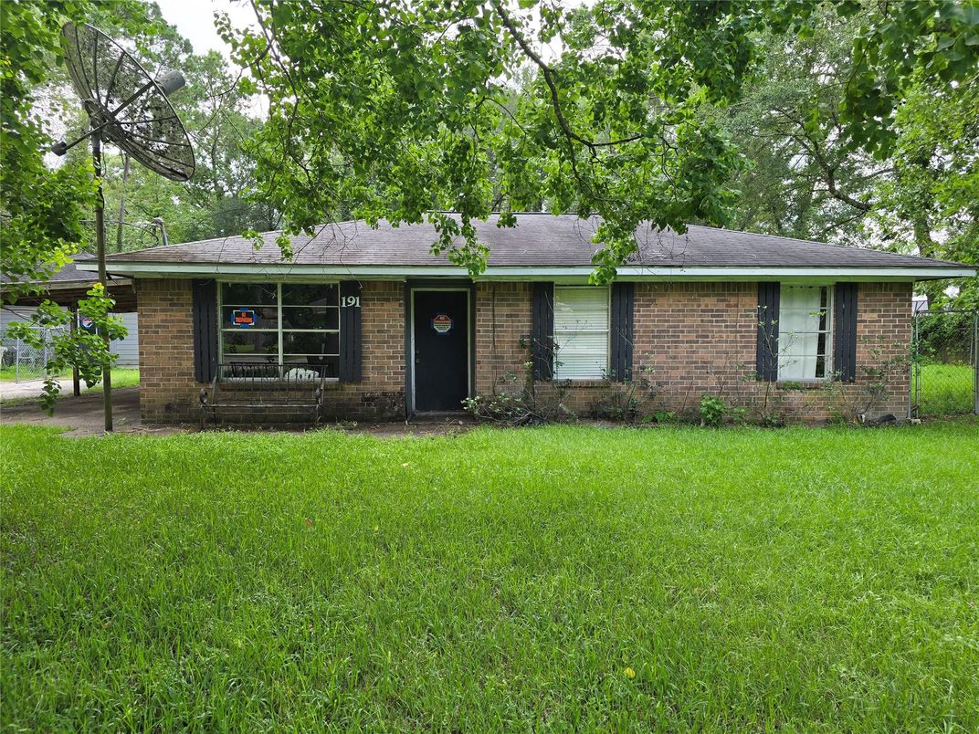 Exterior, Facade, Brick Facade, Ranch