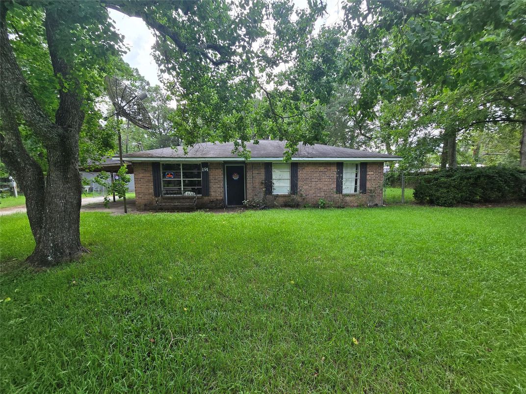 Backyard, Exterior, Facade, Brick Facade, Ranch