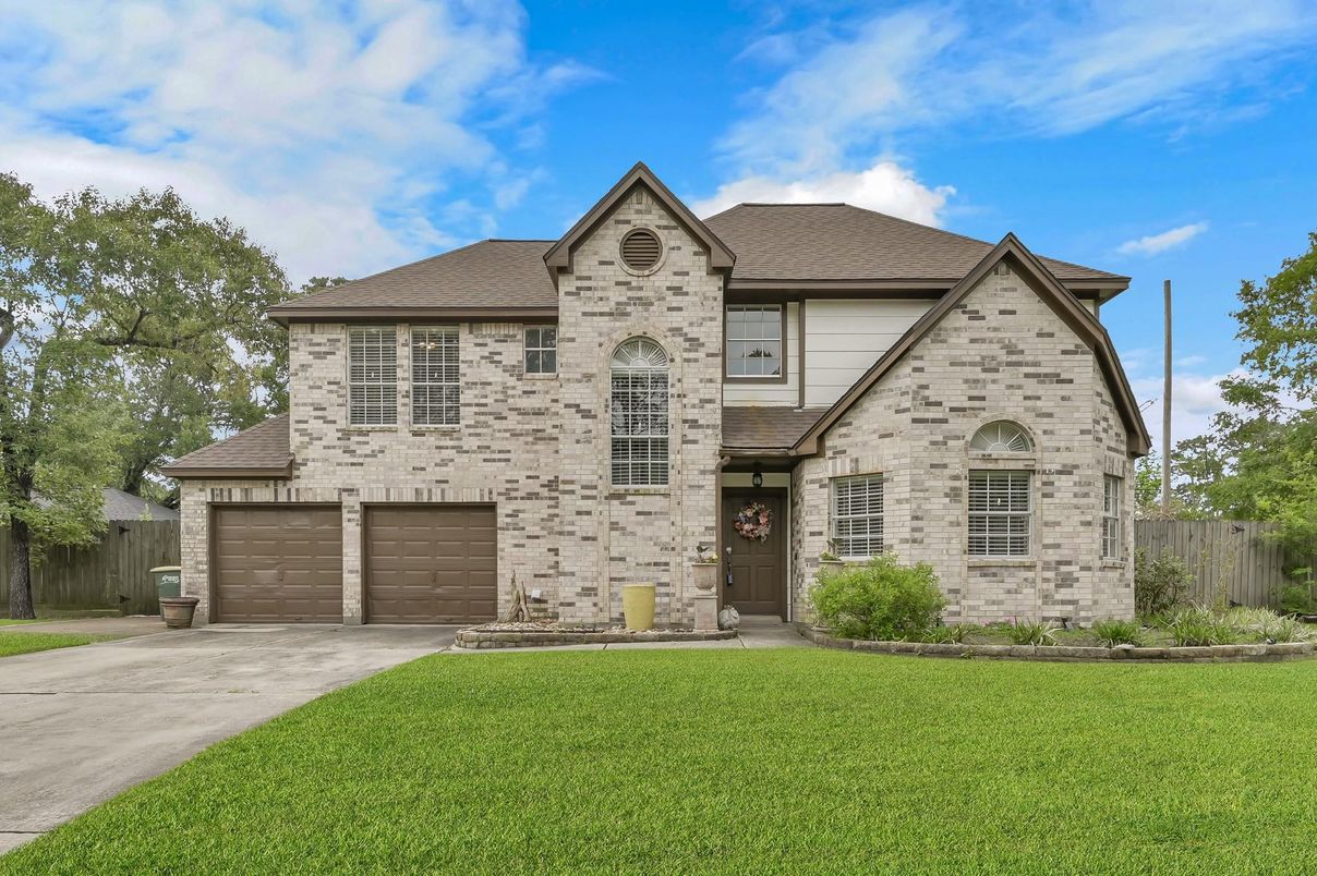 Attached, Exterior, Facade, Brick Traditional