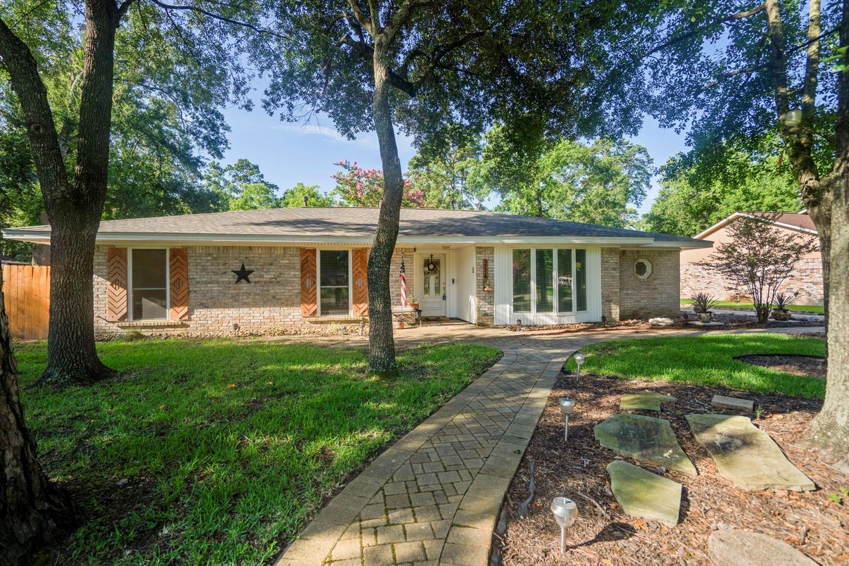 Exterior, Facade, Brick Facade, Ranch