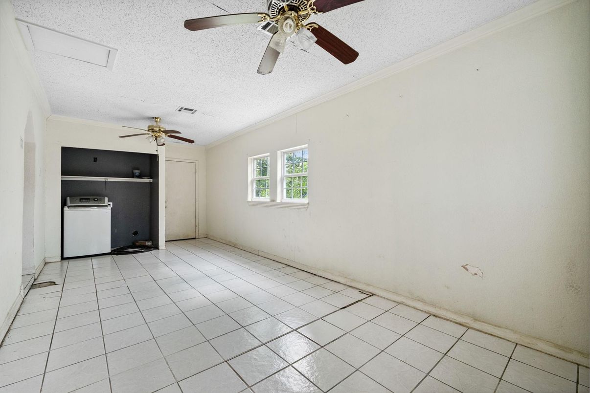 Empty room, Interior
