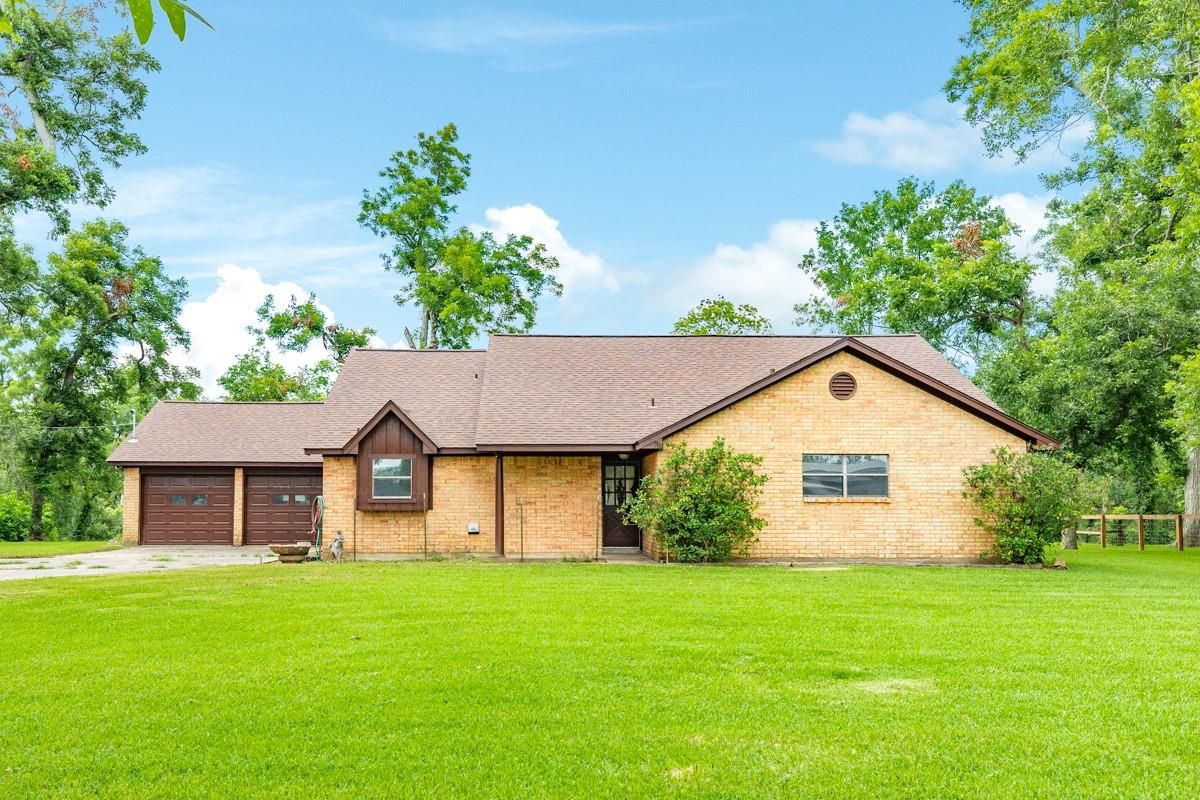 Attached, Backyard, Exterior, Facade, Brick Facade, Ranch
