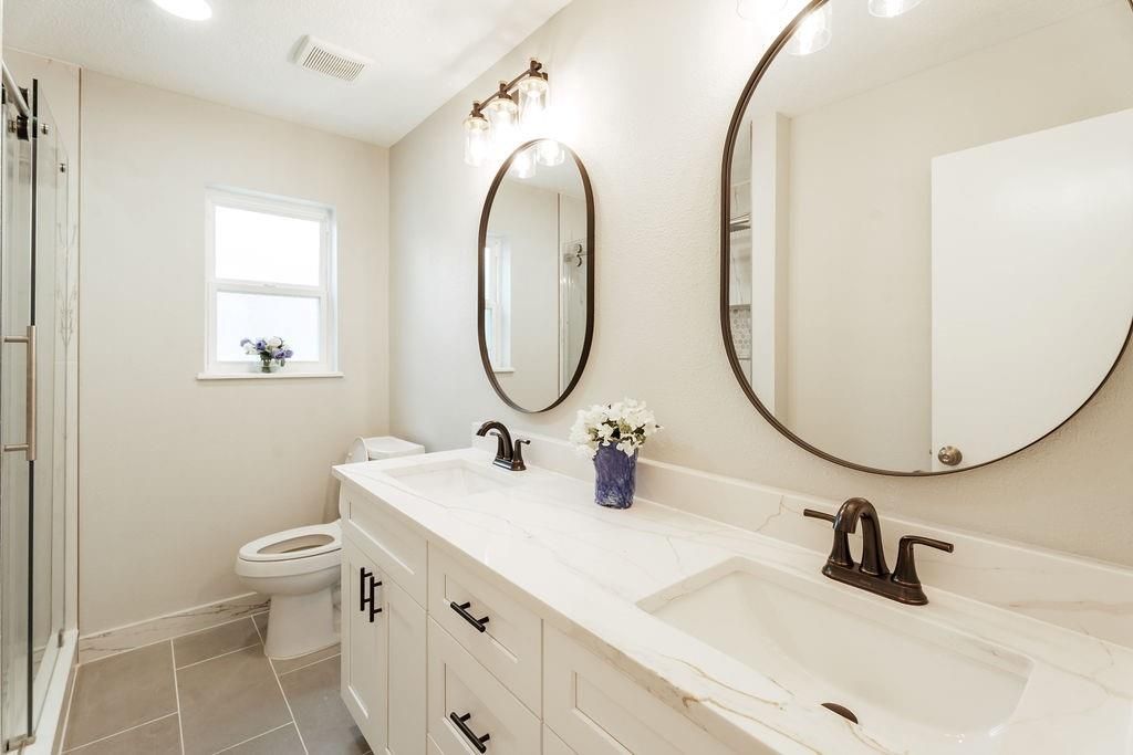 Bathroom, Dual Sink Vanities, Interior, Recessed Lighting