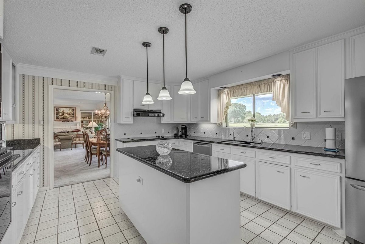 Chandelier, Dining room, Interior, Kitchen, Pendant Lights, Stainless Steel Appliances