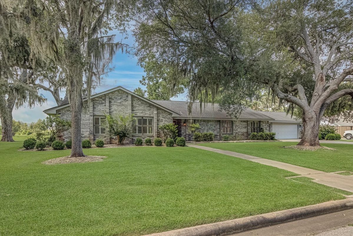 Attached, Exterior, Facade, Ranch