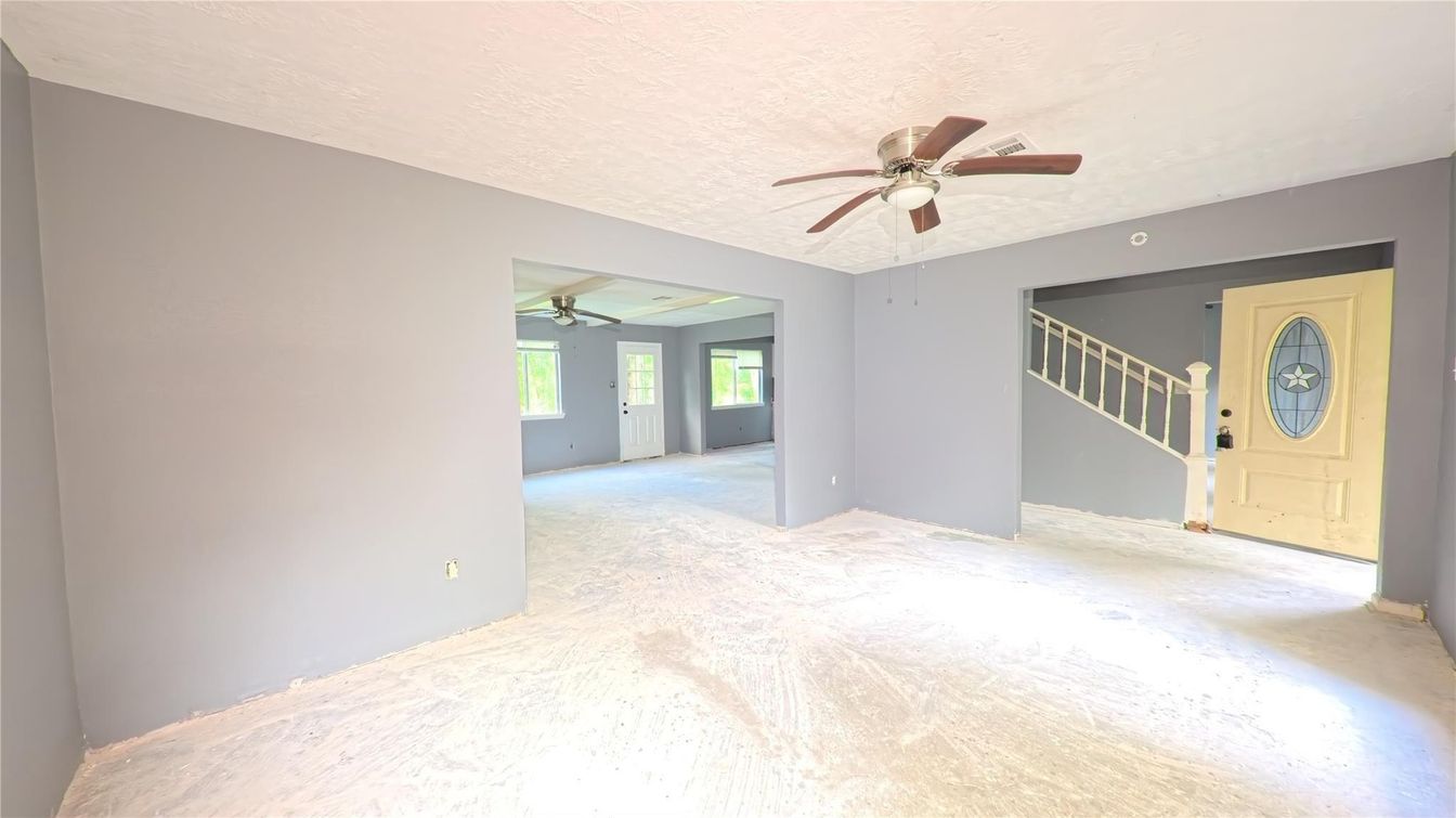 Empty room, Interior