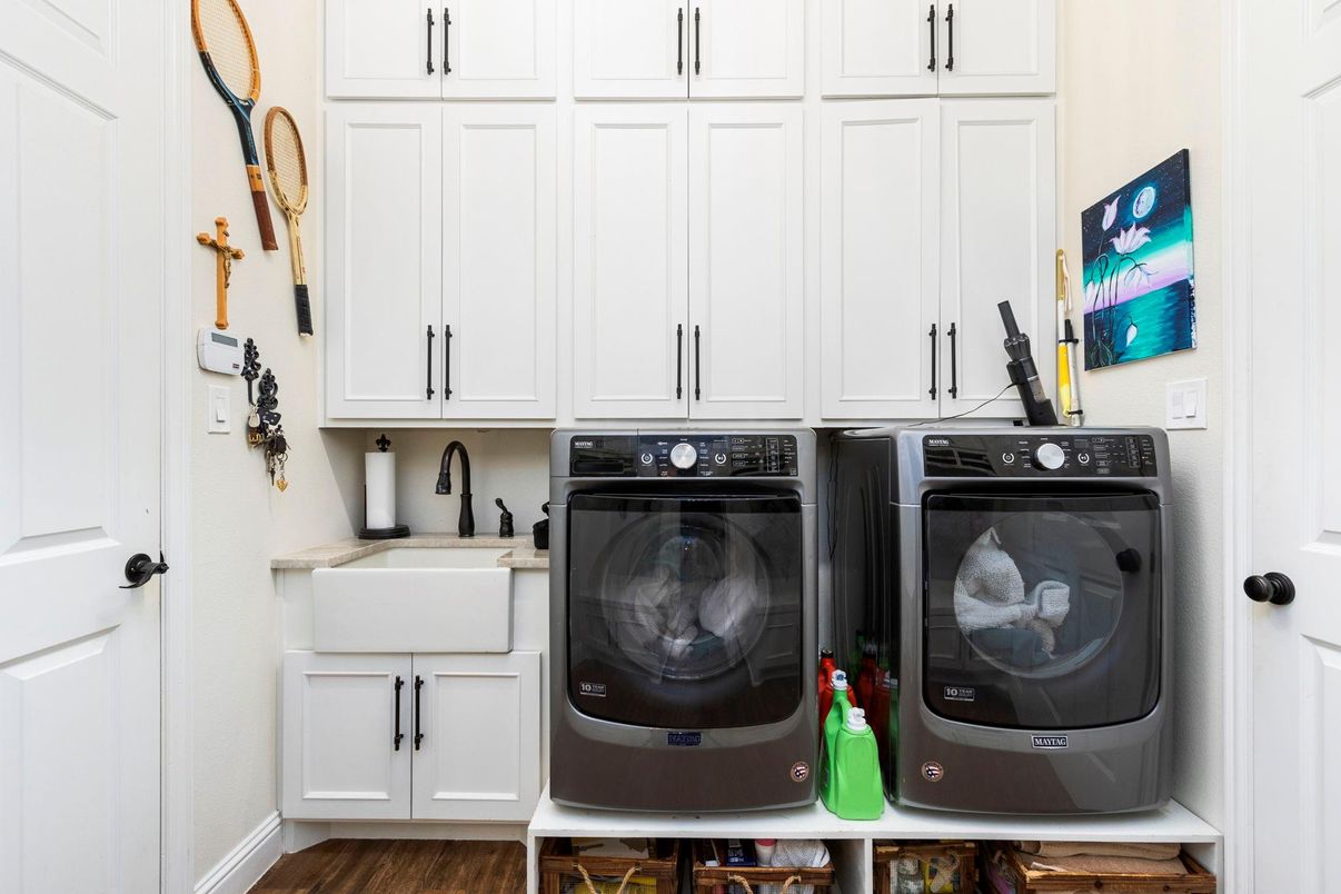 Interior, Washer, Wood Texture Flooring