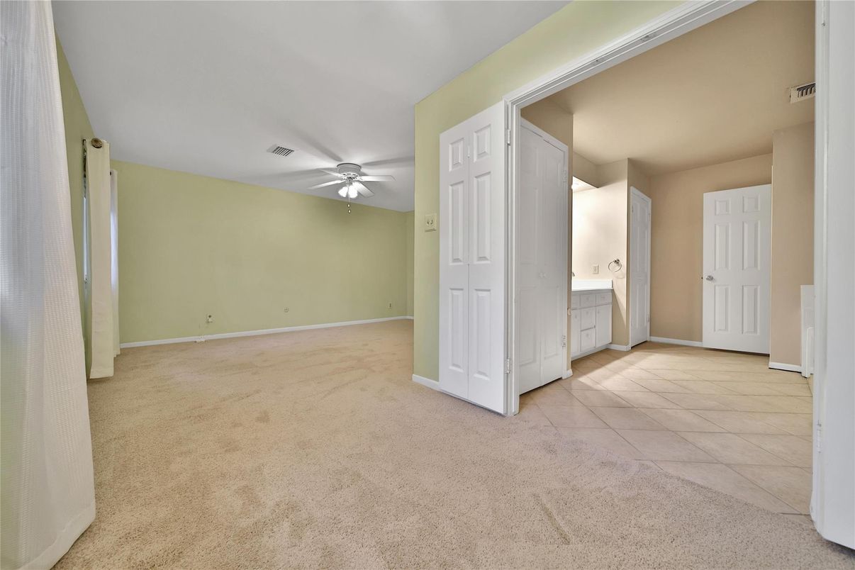Empty room, Interior