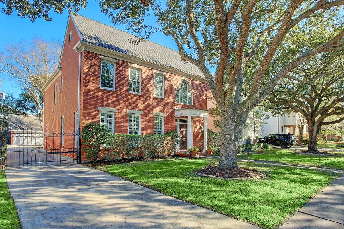 Exterior, Facade, Brick Facade, Georgian